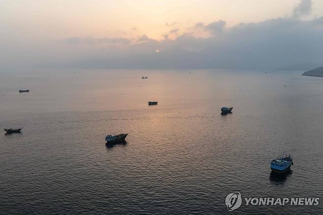호르무즈 해협에 정박한 선박 [AFP=연합뉴스. 재판매 및 DB 금지]