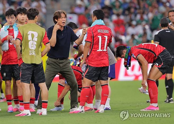 열변 토하는 홍명보 감독 (몬테레이=연합뉴스) 류영석 기자 = 24일(현지시간) 멕시코 몬테레이 스타디움에서 열린 2026 북중미 월드컵 A조 3차전 남아프리카공화국과의 경기.
    전반 하이드레이션 브레이크 때 홍명보 감독이 선수들에게 작전을 지시하고 있다. 2026.6.25 ondol@yna.co.kr