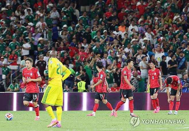 힘 빠진 대한민국 (몬테레이=연합뉴스) 신준희 기자 = 한국 축구 국가대표팀 손흥민과 이강인 등 선수들이 24일(현지시간) 멕시코 몬테레이 스타디움에서 열린 2026 북중미 월드컵 A조 3차전 남아프리카공화국과의 경기에서 실점한 뒤 아쉬워하고 있다. 2026.6.25 hama@yna.co.kr