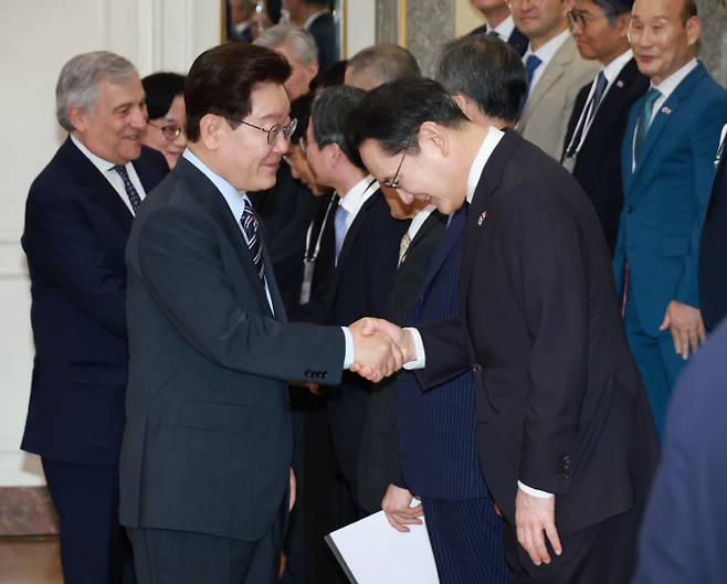 이재명 대통령과 이재용 삼성전자 회장이재명 대통령이 지난 12일(현지시간) 이탈리아 로마의 한 호텔에서 열린 비즈니스 라운드테이블에 입장하며 이재용 삼성전자 회장과 악수하고 있다. /연하뷰스