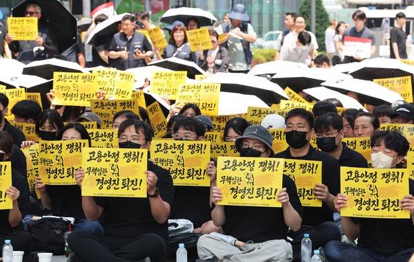 부분 파업에 들어간 카카오 노조원들이 10일 경기도 성남시 카카오 판교아지트 앞에서 구호를 외치고 있다. 연합뉴스