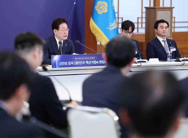 이재명 대통령이 26일 청와대에서 열린 '미래신안보 혁신기업 육성전략' 회의에서 발언하고 있다. [출처=연합뉴스]