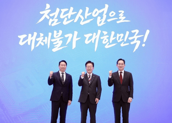 이재명 대통령과 이재용 삼성전자 회장, 최태원 SK그룹 회장이 29일 청와대에서 열린 3대 메가프로젝트 국민보고회에서 기업 투자계획 발표 후 기념촬영을 하고 있다. [출처=연합]
