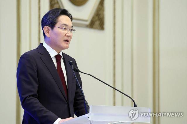 이재용 삼성전자 회장이 29일 청와대에서 이재명 대통령 주재로 열린 3대 메가프로젝트 국민보고회에서 투자계획을 발표하고 있는 모습 [사진=청와대통신사진기자단]