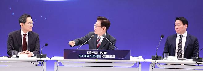 이재명 대통령이 29일 청와대에서 열린 3대 메가프로젝트 국민보고회에서 발언하고 있다. 왼쪽부터 이재용 삼성전자 회장, 이 대통령, 최태원 SK그룹 회장.(연합뉴스)