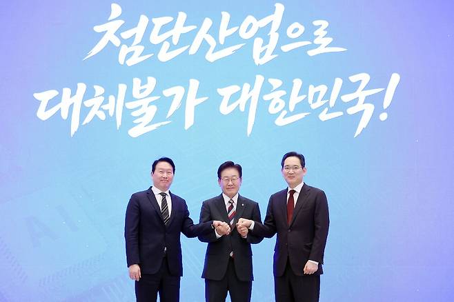 이재명 대통령과 삼성전자 이재용 회장, SK그룹 최태원 회장이 29일 청와대 영빈관에서 열린 '대한민국 대도약 3대 메가프로젝트 국민보고회'에서 기념촬영을 하고 있다.&nbsp;[사진=뉴시스]