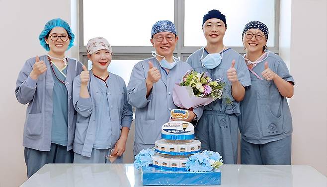 김훈엽 교수(가운데)의 로봇수술 개인통산 3000례 기념식 참석자들이 기념촬영을 하고 있다 / 사진제공= 고대안암병원