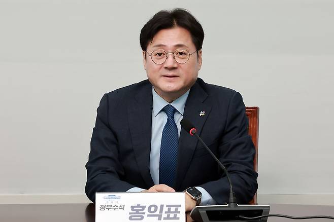 홍익표 청와대 정무수석이 22일 조국혁신당 김준형 원내대표 취임 축하 인사차 국회를 방문해 인사말하고 있다. 〈사진=연합뉴스〉