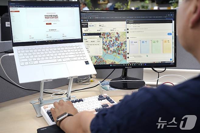 AI 관제·진단 에이전트 'C-One'을 통해 네트워크 품질 모니터링 중인 SK브로드밴드 구성원들의 모습. (SK브로드밴드 제공)