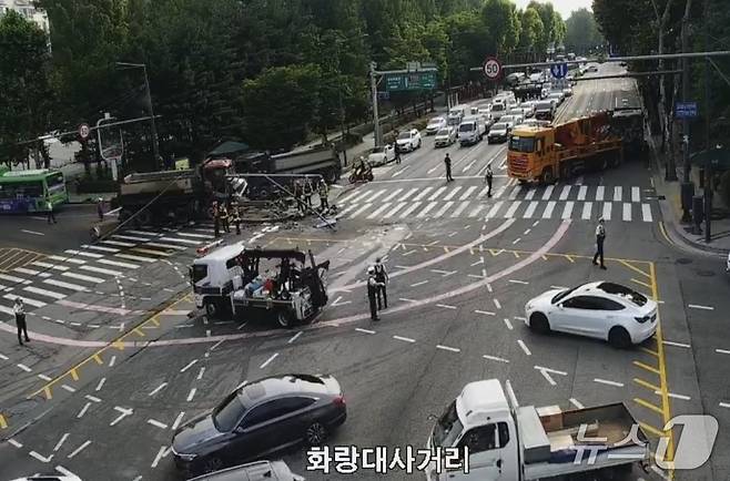 29일 오전 6시 58분쯤 (서울=뉴스1) 소봄이 기자 = 서울 노원구 화랑대사거리에서 덤프트럭 3대가 잇따라 추돌하는 사고가 발생해 운전자 2명이 다쳤다. (도시교통정보센터 갈무리)