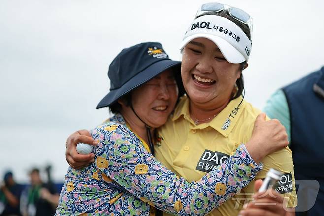 유해란이 29일(한국시간) KPMG 위민스 PGA 챔피언십에서 우승한 뒤 어머니와 함께 기쁨을 나누고 있다. ⓒ AFP=뉴스1