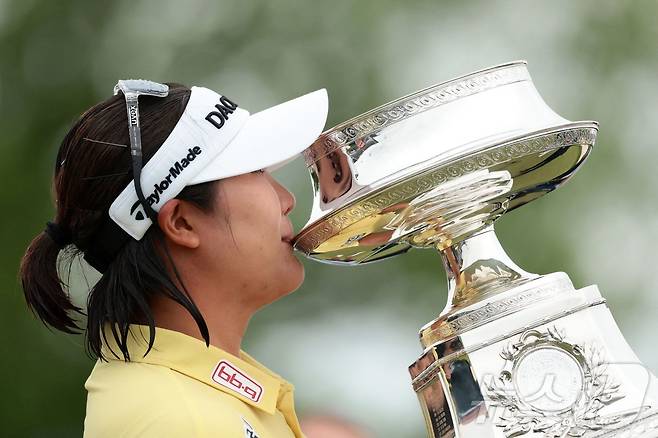 유해란이 29일(한국시간) KPMG 위민스 PGA 챔피언십에서 우승한 뒤 트로피에 입을 맞추고 있다. ⓒ AFP=뉴스1