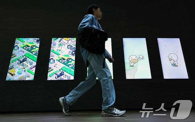 창사 이래 첫 파업 투쟁에 돌입한 카카오노동조합이 '로그오프 데이'(로그아웃 데이)라는 이름으로 전일 파업에 나선 29일 경기 성남시 카카오 판교 사옥의 모습. 전국화학섬유식품산업노동조합 카카오지회(크루유니언)에 따르면 이날 노조는 근무시간 기준 8시간 동안 업무를 위해 접속한 여러 업무 툴에서 로그오프나 로그아웃해 업무를 하지 않는 방식으로 전일 파업에 나섰다. 2026.6.29 ⓒ 뉴스1 구윤성 기자