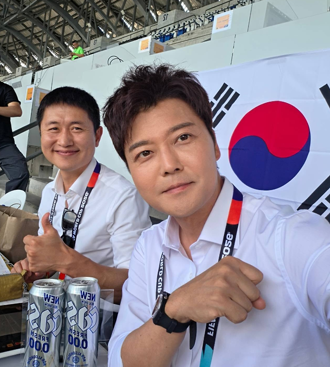남아공전에 앞서 밝은 표정으로 기념사진을 찍고 있는 전현무,이영표. 사진|SNS