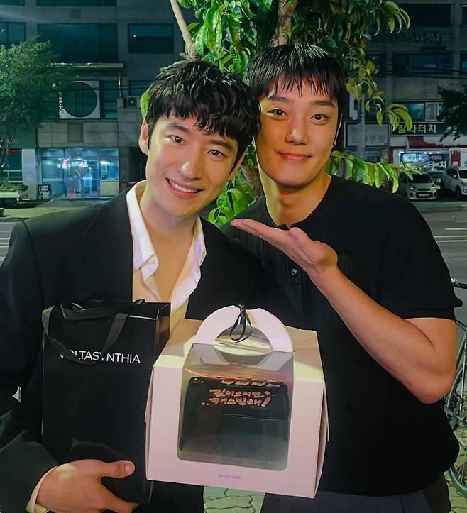 이제훈(왼쪽)과 유태주. 사진 | 유태주 SNS