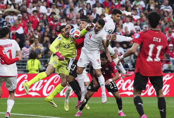 (260627) -- SEATTLE, June 27, 2026 (Xinhua) -- Mostafa Shoubir, goalkeeper of Egypt, and Shoja Khalilzadeh (No. 4) of Iran fight for the ball during the group G match between Egypt and Iran at the 2026 FIFA World Cup at Seattle Stadium in Seattle, the United States, June 26, 2026. (Xinhua/Peng Ziyang)







<저작권자(c) 연합뉴스, 무단 전재-재배포, AI 학습 및 활용 금지>