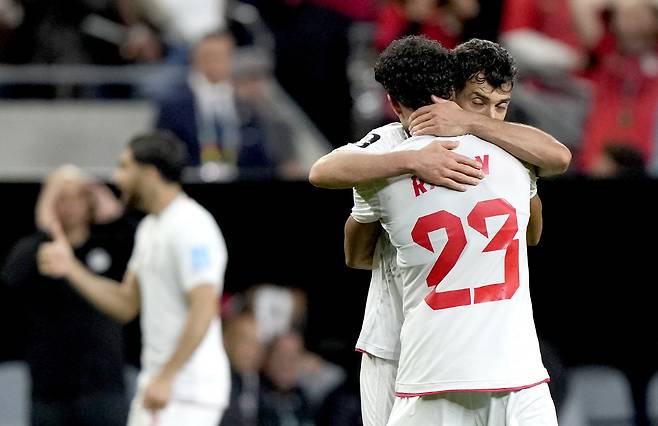 epa13068269 Shojae Khalilzadeh (facing) and Ramin Rezaeian of Iran celebrate at the end of the FIFA World Cup 2026 group stage match Egypt against Iran, in Seattle, USA, 26 June 2026. The match ended 1-1.  EPA/STEPHEN BRASHEAR







<저작권자(c) 연합뉴스, 무단 전재-재배포, AI 학습 및 활용 금지>
