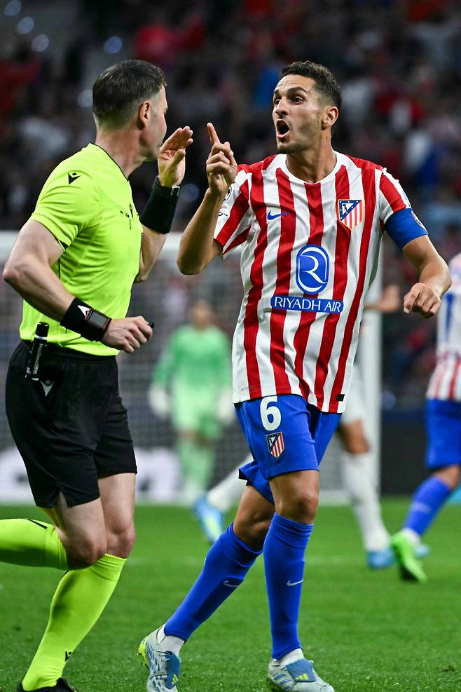 Atletico Madrid's Spanish midfielder #06 Koke gestures to Dutch referee Danny Makkelie (L) after he withdrew a penalty following a VAR revision during the UEFA Champions League semi-final first leg football match between Club Atletico de Madrid and Arsenal at the Metropolitano stadium in Madrid on April 29, 2026. (Photo by Javier SORIANO / AFP)<저작권자(c) 연합뉴스, 무단 전재-재배포, AI 학습 및 활용 금지>