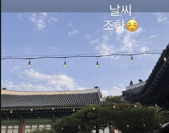 Actor Moon Chae-won held a private wedding ceremony at a traditional Korean house (Hanok) in Seoul, with fellow actors and the production crew from the drama The Flower of Evil in attendance to grace the occasion. The cast, including Jang Hee-jin, shared photos of the warm and friendly atmosphere on social media, showcasing their enduring friendship.Jang Hee-jin posted several photos of Moon Chae-wons wedding ceremony on his social media. The photos show Moon Chae-won, Lee Joon-gi, Kim Ji-hoon, and Jang Hee-jin posing affectionately, drawing attention as Director Kim Chul-gyu and the production team of The Flower of Evil were also present.The wedding ceremony was held strictly in private, with only the non-celebrity groom, family, and close friends in attendance. The photos shared by Jang Hee-jin conveyed the beautiful atmosphere of the outdoor Hanok venue, harmoniously blended with pine trees. Moon Chae-won expressed her excitement by personally announcing her marriage through a handwritten letter last April. At the time, her agency drew a line, stating that unconfirmed rumors regarding a premarital pregnancy or the groom-to-bes profession were not true.