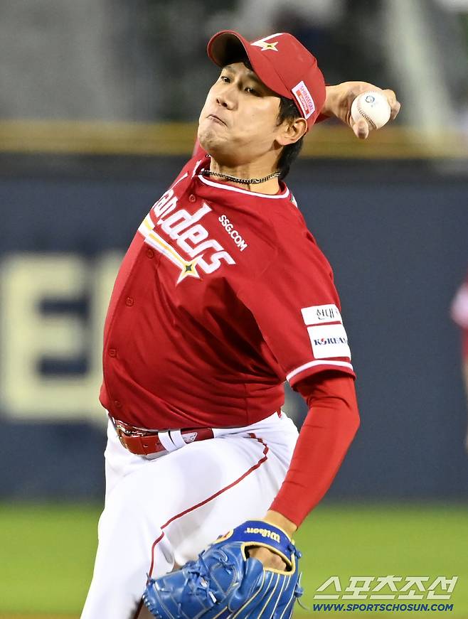 8일 잠실야구장에서 열린 SSG와 LG의 경기, SSG 서진용이 역투하고 있다. 잠실=허상욱 기자wook@sportschosun.com/2024.05.08/