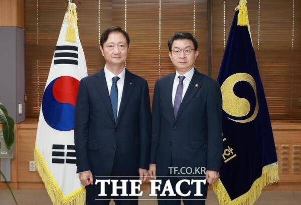 금융위원회가 자본시장 경쟁력 강화를 이유로 단일종목 레버리지 ETF를 도입한 이후 시장 변동성이 확대되자, 이찬진(왼쪽) 금융감독원장이 최근 "드러누워서라도 막았어야 했다"고 밝히며 정책 판단을 공개 비판했다. /금융위원회