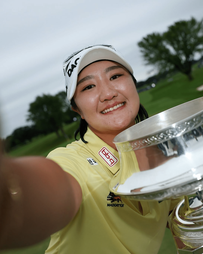 KPMG 위민스 PGA 챔피언십에서 생애 첫 메이저 우승을 차지한 유해란. 유해란은 우승 뒤 "국가대표 유니폼을 입고 뛰었던 시간은 제 골프 인생의 가장 소중한 자산"이라고 말했다. LPGA
