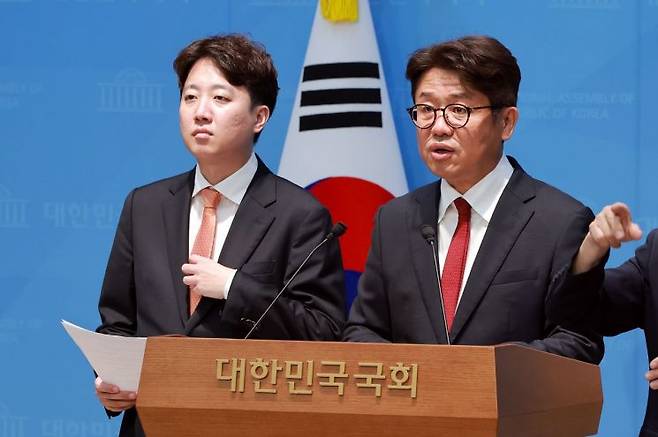 유의동 국민의힘 의원(사진 오른쪽)과 이준석 개혁신당 대표가 29일 국회 소통관에서 이날 청와대가 발표할 호남 반도체 투자 사업 관련해 입장을 밝히고 있다. 연합뉴스 제공