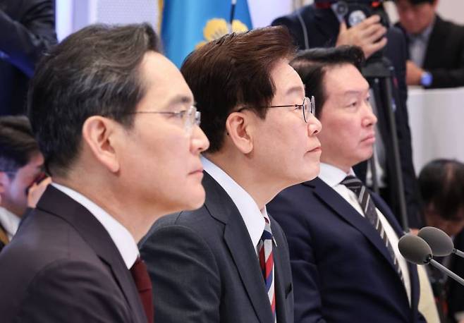 이재명 대통령과 이재용 삼성전자 회장, 최태원 SK그룹 회장이 29일 청와대에서 열린 3대 메가프로젝트 국민보고회에서 김정관 산업통상부 장관의 정책발표를 듣고 있다. 2026.6.29 연합뉴스