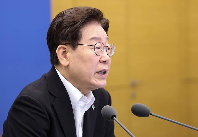 이재명 대통령이 25일 청와대에서 열린 수석보좌관회의에서 발언하고 있다. 뉴스1