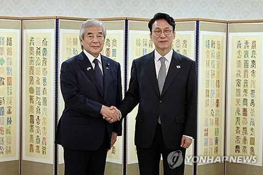 김민석(오른쪽) 국무총리가 지난 2025년 11월 24일 서울 종로구 정부서울청사에서 제58회 한일·일한 협력위원회 합동총회 참석차 방한한 일측 대표단 접견에 앞서 일한협력위 회장대행 겸 이사장인 나카소네 히로후미(왼쪽) 참의원과 악수하고 있다. [연합뉴스]