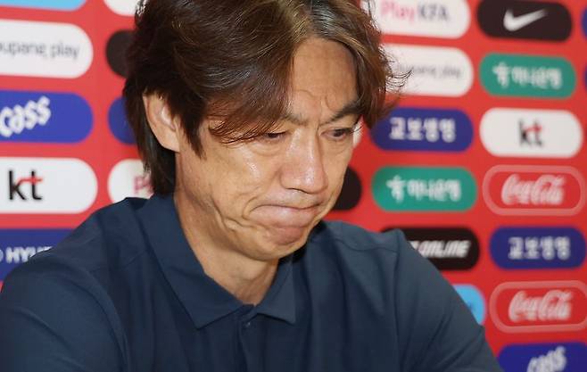 2026 북중미 월드컵 조별리그에서 탈락한 한국 축구 국가대표팀 홍명보 감독이 28일(현지시간) 오전 멕시코 과달라하라 인근 사포판의 치바스 바예 베르데에서 사퇴 기자회견을 하고 있다.