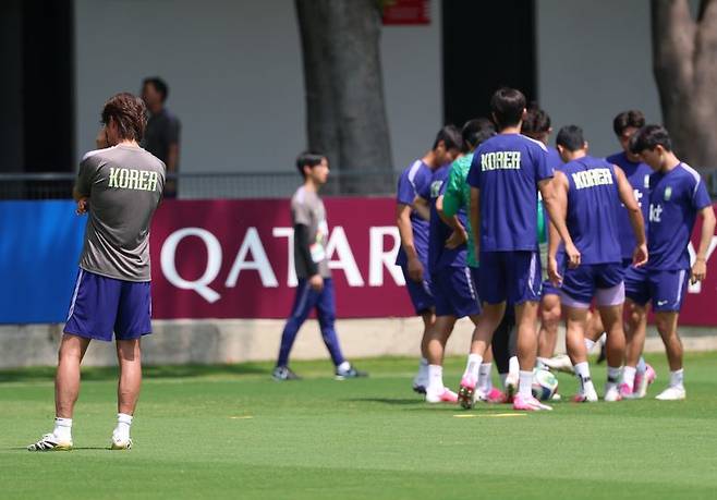 2026 북중미 월드컵에 출전한 한국 축구 국가대표팀 홍명보 감독이 27일(현지시간) 오전 멕시코 과달라하라 인근 사포판의 치바스 바예 베르데에서 훈련 중인 선수들 옆에서 심각한 표정을 짓고 있다.연합뉴스