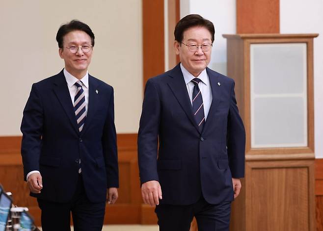 이재명 대통령이 2일 청와대에서 열린 제24회 국무회의 겸 제11차 비상경제점검회의에 김민석 국무총리와 함께 입장하고 있다. 뉴시스