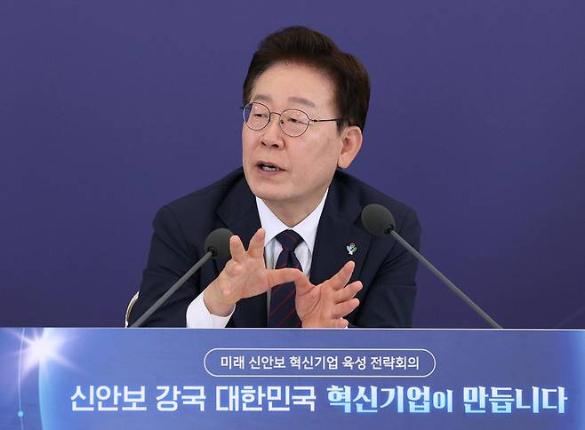 이재명 대통령이 26일 청와대에서 열린 '미래 신안보 혁신기업 육성 전략회의'에 참석해 발언하고 있다. 왕태석 선임기자