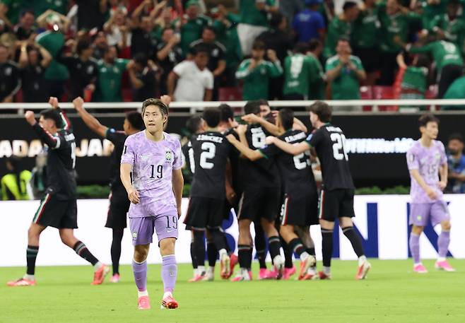 <yonhap photo-6577=""> 아쉬운 실점 (사포판[멕시코 할리스코주]=연합뉴스) 신준희 기자 = 18일(현지시간) 멕시코 사포판 과달라하라 스타디움에서 열린 2026 북중미 월드컵 A조 2차전 한국과 멕시코의 경기. 김멕시코 루이스 로모(7번)가 골을 성공시킨 뒤 동료들과 기뻐하고 있다. 2026.6.19 hama@yna.co.kr/2026-06-19 13:33:10/</yonhap>