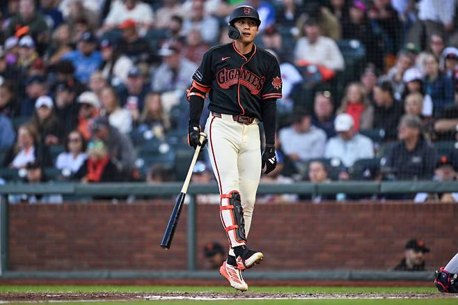 <yonhap photo-7364=""> San Francisco Giants' Jung Hoo Lee (51) reacts after fouling a ball off of his shin during the sixth inning of a baseball game against the Atlanta Braves, Saturday, June 27, 2026, in San Francisco (AP Photo/Justine Willard)/2026-06-28 17:04:58/ <저작권자 ⓒ 1980~2026 ㈜연합뉴스. 무단 전재 재배포 금지, AI 학습 및 활용 금지></yonhap>