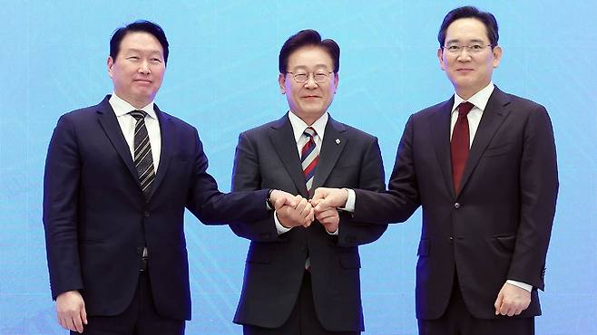 손잡은 이재명 대통령과 이재용 삼성전자 회장, 최태원 SK그룹 회장