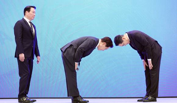 이재명 대통령이 29일 청와대에서 열린 3대 메가프로젝트 국민보고회에서 기업 투자계획 발표 후 이재용 삼성전자 회장에게 인사하고 있다. 왼쪽은 최태원 SK그룹 회장. 2026.6.29 [사진=청와대통신사진기자단]