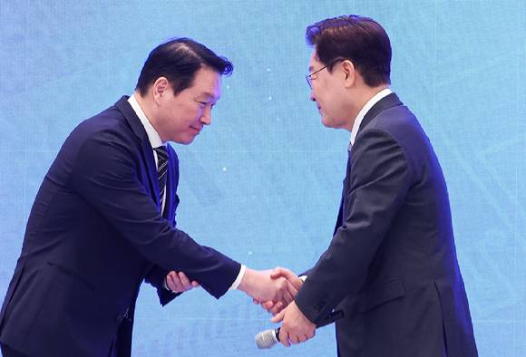 이재명 대통령과 최태원 SK그룹 회장이 29일 청와대에서 열린 3대 메가프로젝트 국민보고회에서 기업 투자계획 발표 후 악수하고 있다. 2026.6.29 [사진=청와대통신사진기자단]