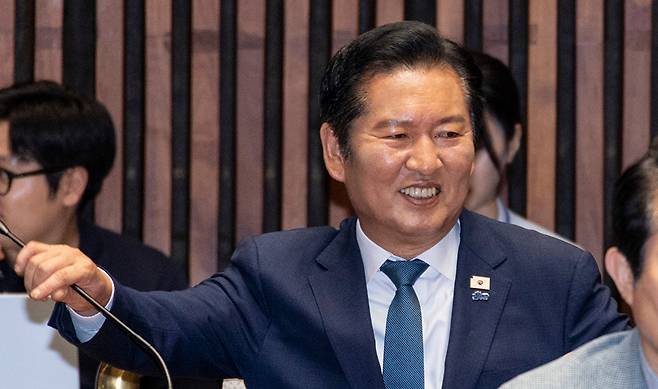 더불어민주당 정청래 전 대표가 29일 국회에서 열린 의원총회에 입장해 의원들과 인사하고 있다. 2026.6.29 [사진=연합뉴스]
