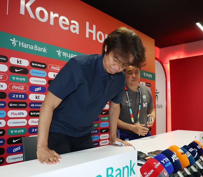 2026 북중미 월드컵 조별리그에서 탈락한 한국 축구 국가대표팀 홍명보 감독이 28일(현지시간) 오전 멕시코 과달라하라 인근 사포판의 치바스 바예 베르데에서 사퇴 기자회견을 마치고 퇴장하고 있다. 연합뉴스