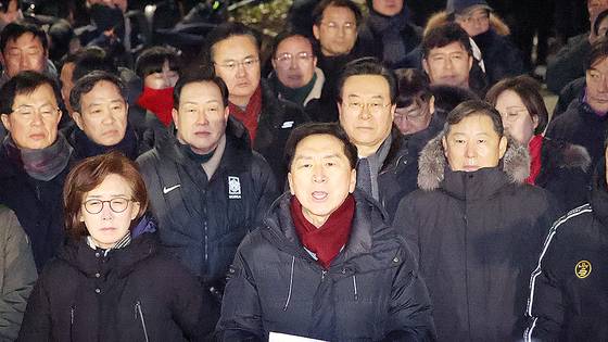 김기현 국민의힘 의원을 비롯한 국민의힘 의원들이 지난해 1월 15일 한남동 대통령 관저 앞에서 공수처의 체포영장 집행에 관해 입장을 밝히고 있다. 뉴스1