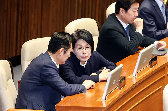 정청래 전 민주당 대표가 국회 본회의장에서 같은 당 최민희 의원과 대화하고 있다. 김성룡 기자.