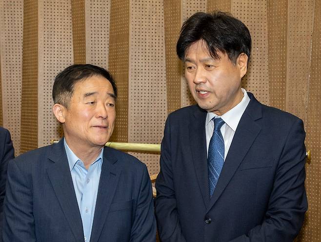 김용 전 민주연구원 부원장(오른쪽)이 28일 국회 소통관에서 기자회견을 하기 전 민주당 강득구 최고위원의 위로를 받고 있다. 연합뉴스