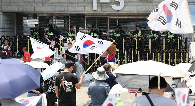 ▲ 6·3 지방선거 당시 잠실 개표소로 사용된 서울 송파구 올림픽공원 핸드볼경기장 앞에서 28일 투표용지 부족 사태 규탄 봉쇄 시위 참가자들이 우산을 쓰고 구호를 외치고 있다. 연합뉴스