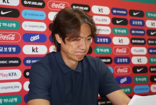 ▲2026 북중미 월드컵 조별리그에서 탈락한 한국 축구 국가대표팀 홍명보 감독이 28일(현지시간) 오전 멕시코 과달라하라 인근 사포판의 치바스 바예 베르데에서 사퇴 기자회견을 하고 있다 [연합뉴스]