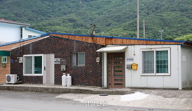 지난 23일 경남 의령군에 있는 주민돈 의령군의원의 연관 건설사를 방문했다. 주 의원 부부가 오랜기간 대표로 있던 이 회사는 현재 주 의원 동생이 운영하고 있다. 동생의 아내가 운영하는 또 다른 건설사 사무실이 바로 옆에 붙어 있다. 당선 전후로 주민돈 의원의 유일한 거주지는 이 건물이었는데, 2025년 재산신고에서 이 건물을 동생 회사에 증여했다고 신고했다. 현재 재산신고상 주 의원은 거주지가 없다. 의령|권도현 기자