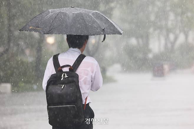 서울에 호우특보가 발효된 지난해 9월 서울 종로구 광화문네거리에서 우산을 쓴 한 시민이 옷이 젖은 채 걸어가고 있다. 한수빈 기자