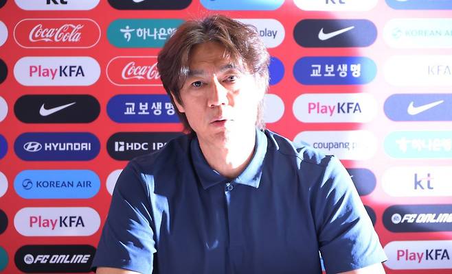 2026 북중미 월드컵에서 32강 진출에 실패한 한국축구국가대표팀의 홍명보 감독이 28일(현지시간) 멕시코 사포판 치바스 바예 베르데에서 기자회견을 하며 사퇴 의사를 밝히고 있다. 연합뉴스