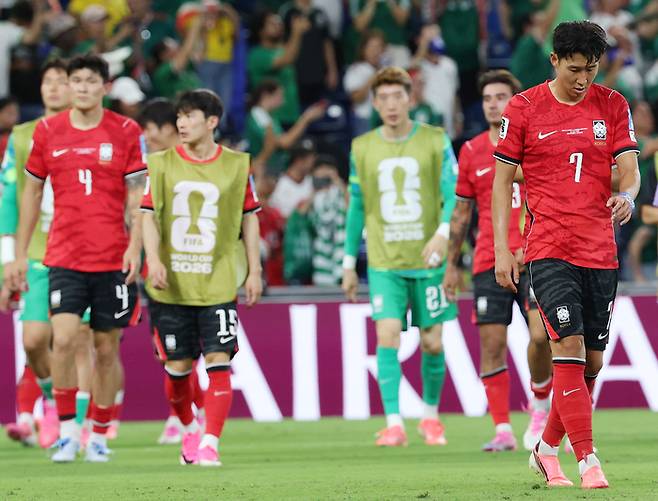 한국 축구 국가대표팀 손흥민 등 선수들이 24일(현지시간) 멕시코 몬테레이 스타디움에서 열린 2026 북중미 월드컵 A조 3차전 남아프리카공화국과의 경기에서 0대1로 패배한 뒤 아쉬워하고 있다. [연합뉴스]